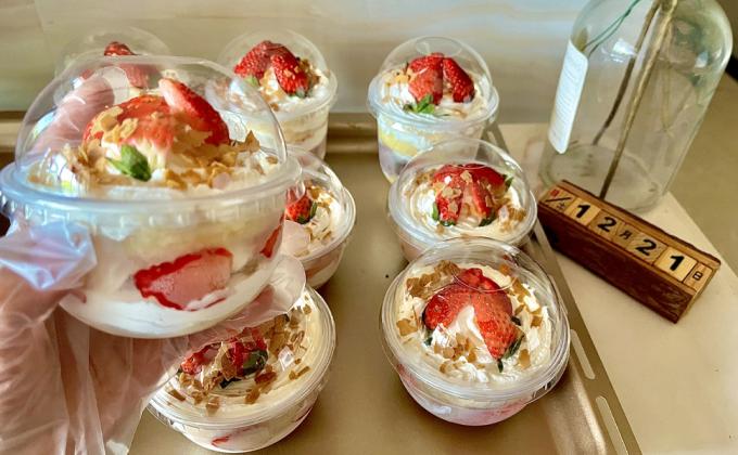 Plastic Cups Ice-Cream Cups Dome Lids, 180ml/6oz Sundae Dessert Cups For Iced Coffee Cold Drinks Frozen Yogut 4